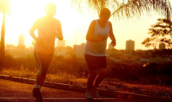 Mulheres durante corrida em dia quente na avenida Chafic Facury